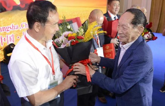 袁隆平、张启发等水稻专家获颁未来科学大奖